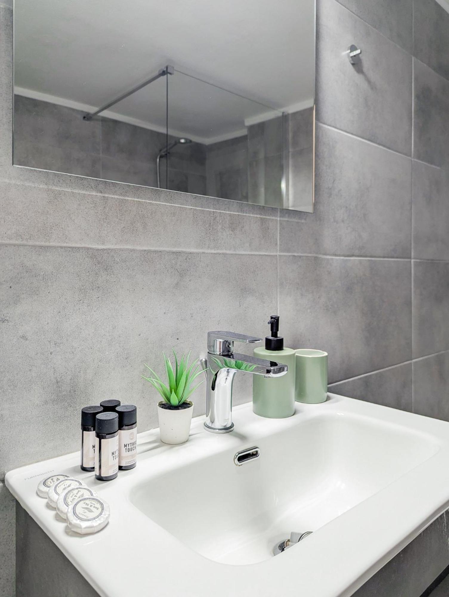 Spacious Apt For 5 Guests Next To Acropolis&Metro Athene Buitenkant foto